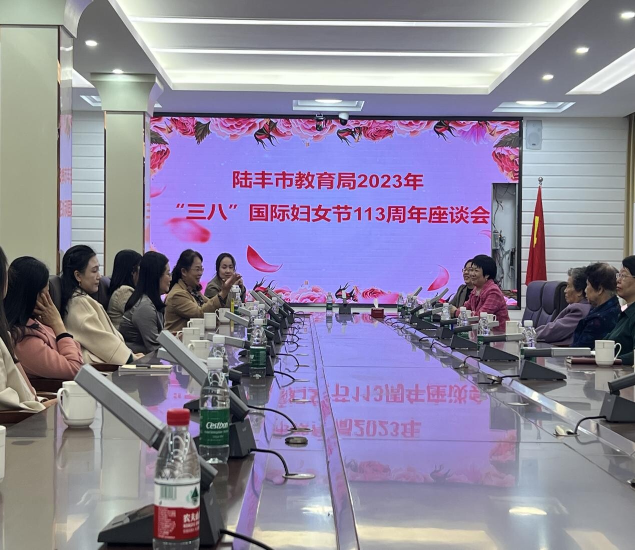 苹果直播
教育局举行庆祝“三八”国际妇女节113周年座谈会_1